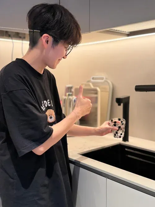 AquaLuxe customer giving a thumbs-up next to the EliteTap tap at home