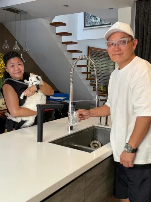 AquaLuxe customers with their dog in a kitchen fitted with the EliteTap tap
